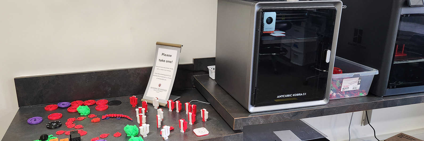 Photo of the 3D printing lab.